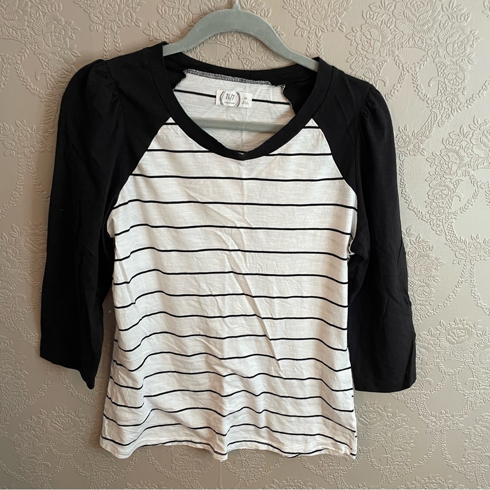 Maurice’s women’s black & white quarter sleeve size medium good condition